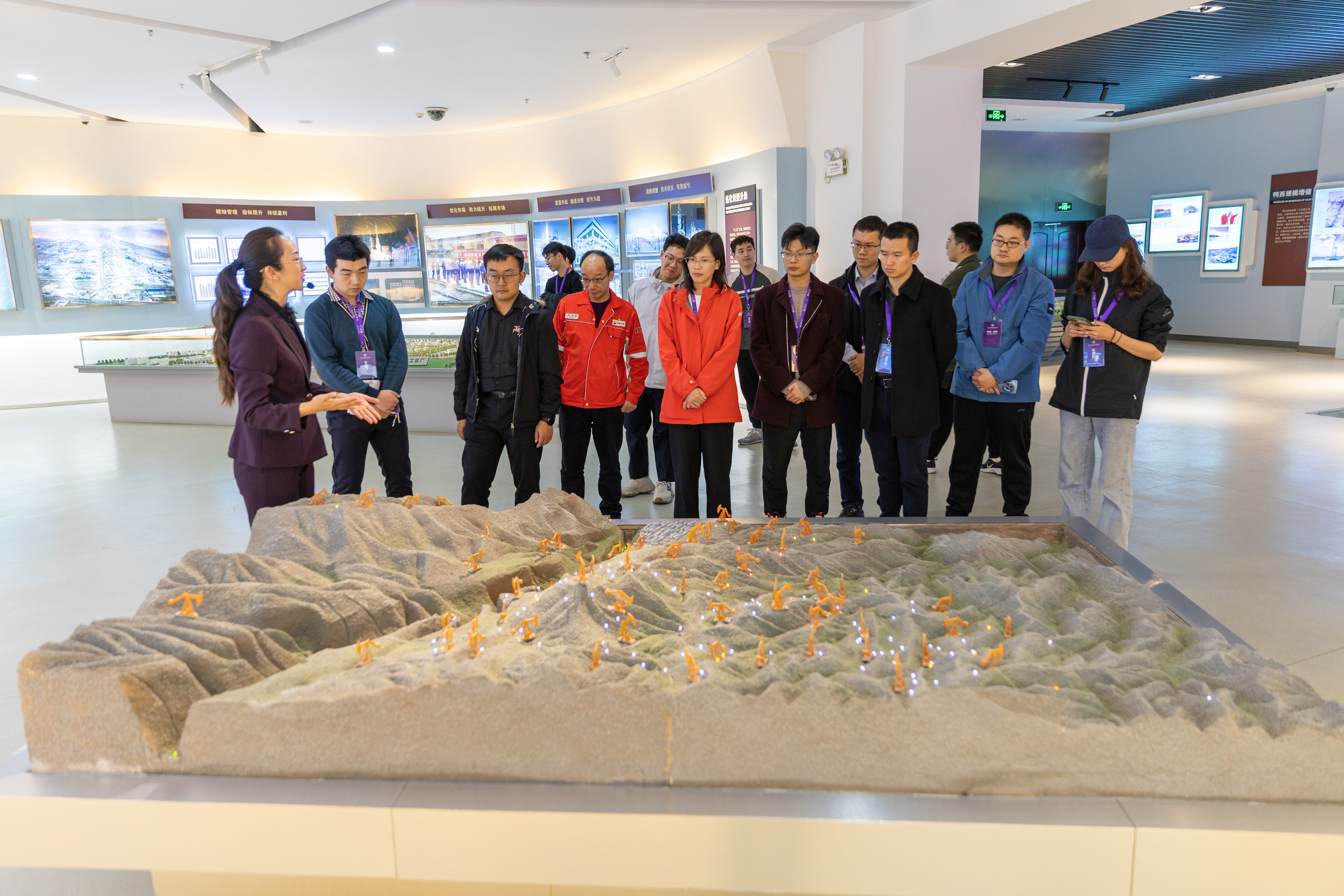 20231103-卓越启航学习实践-刘童-师生参访玉门油田展览馆.jpg 20231103-卓越启航学习实践-刘童-师生参访玉门油田展览馆.jpg