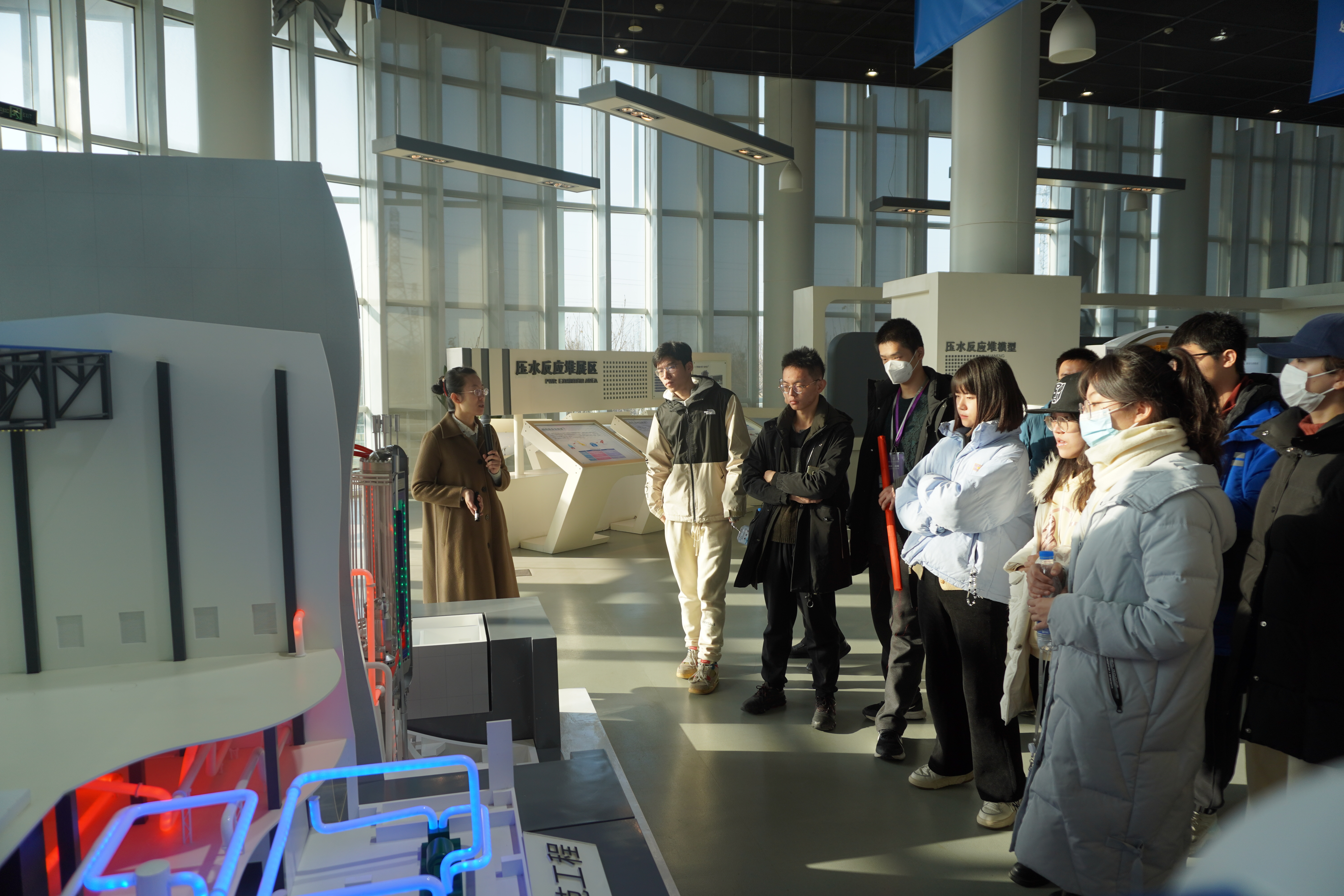 20231206-国家卓越工程师学院联合开展“卓越·启航”赴山东荣成联学共建活动-安云龙-师生学习高温气冷堆运行原理.JPG 20231206-国家卓越工程师学院联合开展“卓越·启航”赴山东荣成联学共建活动-安云龙-师生学习高温气冷堆运行原理.JPG